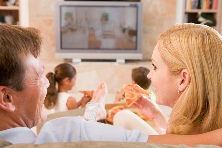 Aby skutecznie schudnąć, musisz zrezygnować z posiłków przed ekranem telewizora