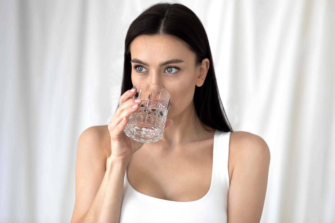dziewczyna pije wodę na odchudzanie na prawidłowe odżywianie