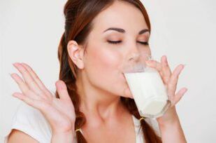 W przypadku zapalenia żołądka przydatne jest wypicie szklanki mleka rano i wieczorem. 