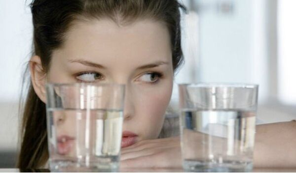 woda w szklance do diety pitnej